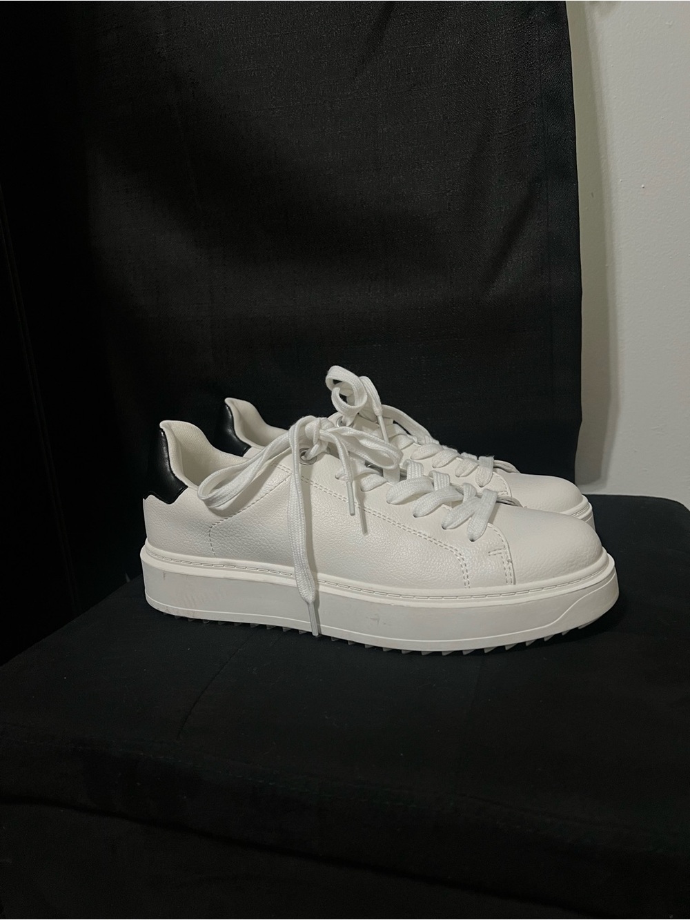Steve Madden Women’s White Platform Sneaker with Black Heel Accent - Picture 1 of 5